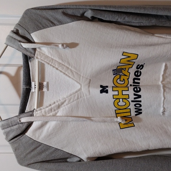 Venley Michigan Wolverines hooded sweatshirt. - Picture 2 of 9